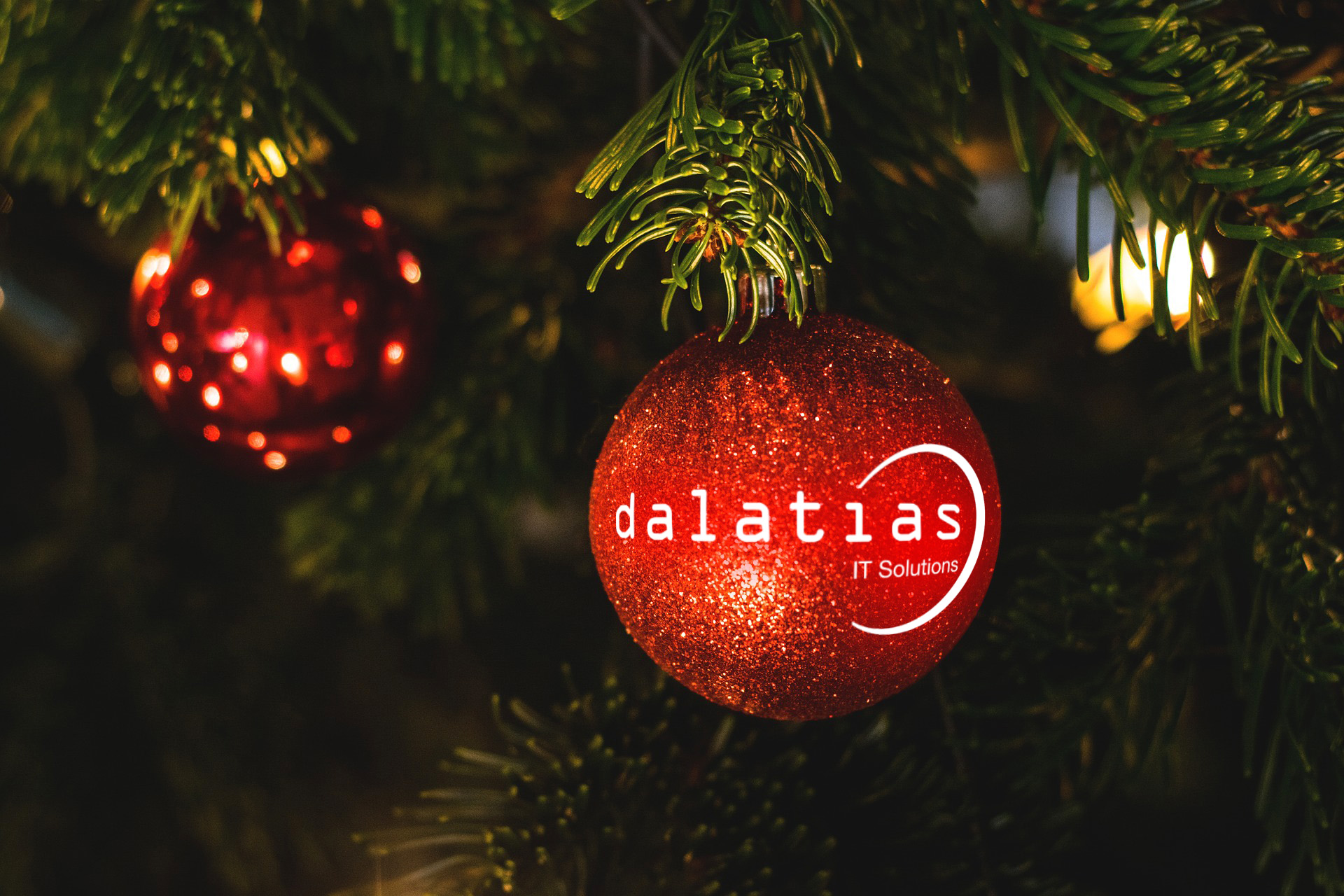 christmas ornaments red. LUM3N via Pixabay. CC0 Creative Commons